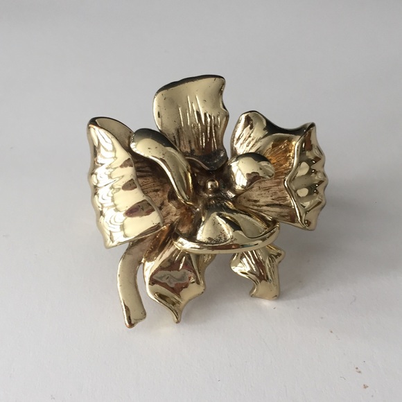 BCBG flower statement cocktail ring - Picture 2 of 3